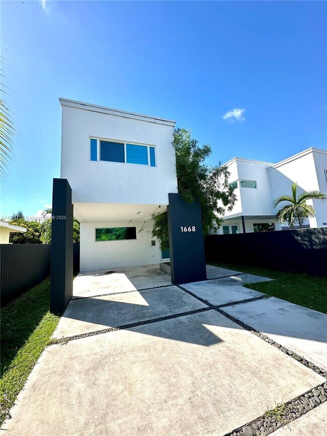Building Photo - 1668 SW 29th Ave