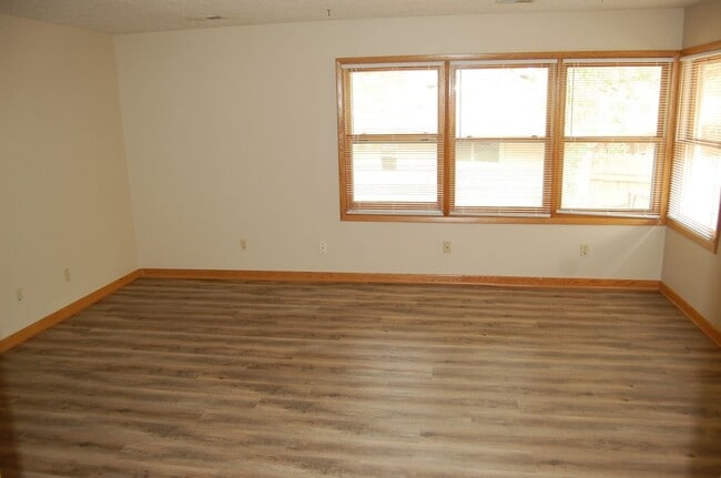 Building Photo - Well Maintained in Arnold Heights!