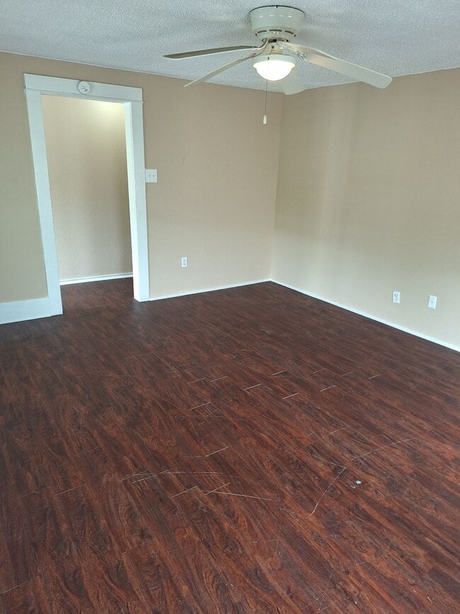 Building Photo - 2 bedroom, 1 bath