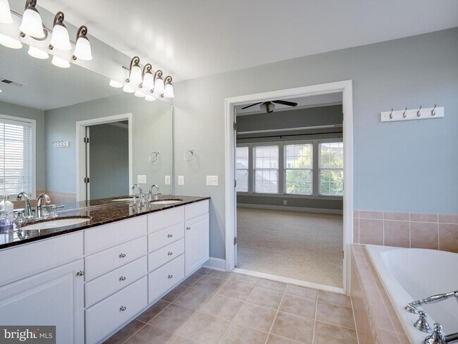 Building Photo - 41397 Windybush Dr