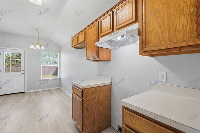 Building Photo - 412 Pin Oak Ln