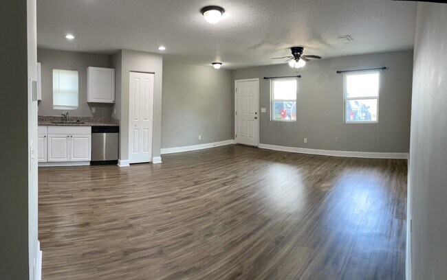 Building Photo - 6977 Lenox Ave