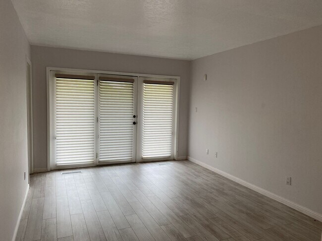 Building Photo - Location, location!  Updated 3 Br, 2 Bath ...