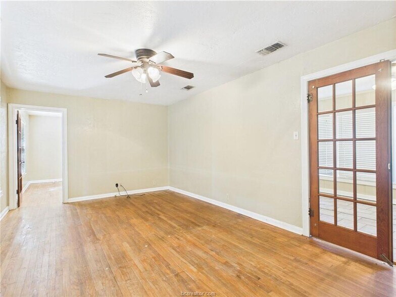 Building Photo - LATE JULY MOVE IN!  Adorable 3 Bedroom 2 Bathroom House