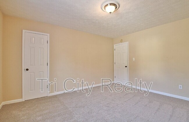 Building Photo - 220 Meadowbrook Ct