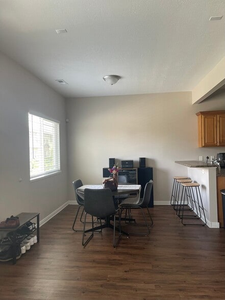 Building Photo - 1491 420 W