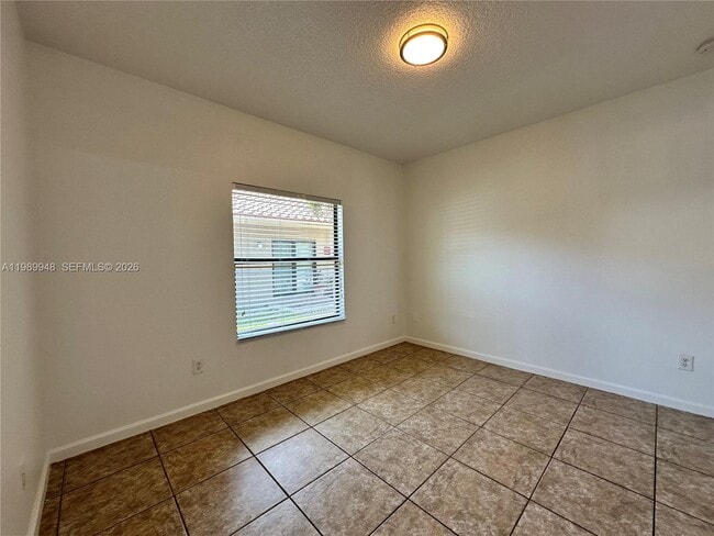 Building Photo - 1027 NE 10th Ave