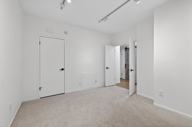 Building Photo - Elegant & Spacious Contemporary Townhome in Serene Potomac Enclave