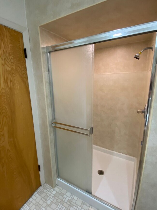 Building Photo - Spacious Visalia home in a well establishe...