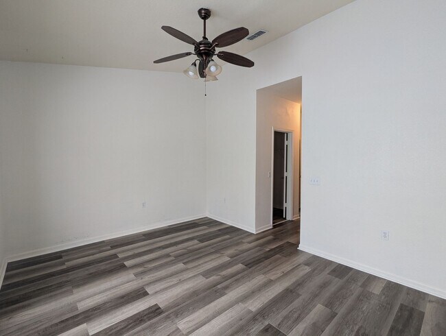 Building Photo - 4833 NW 46th Pl