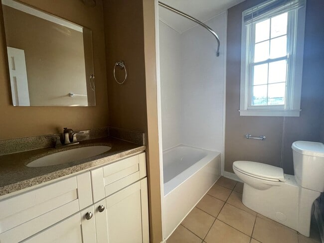 Building Photo - St Charles Ave 1BR with OFF STREET parking...