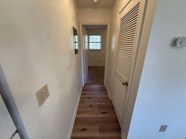 Building Photo - Adorable 1 Bedroom 1 Bathroom Apartment