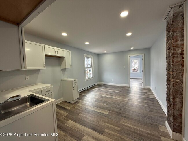 Building Photo - 1319 Capouse Ave