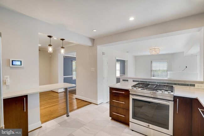 Building Photo - 740 Upland Pl