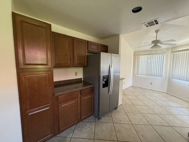Building Photo - 52765 Avenida Diaz