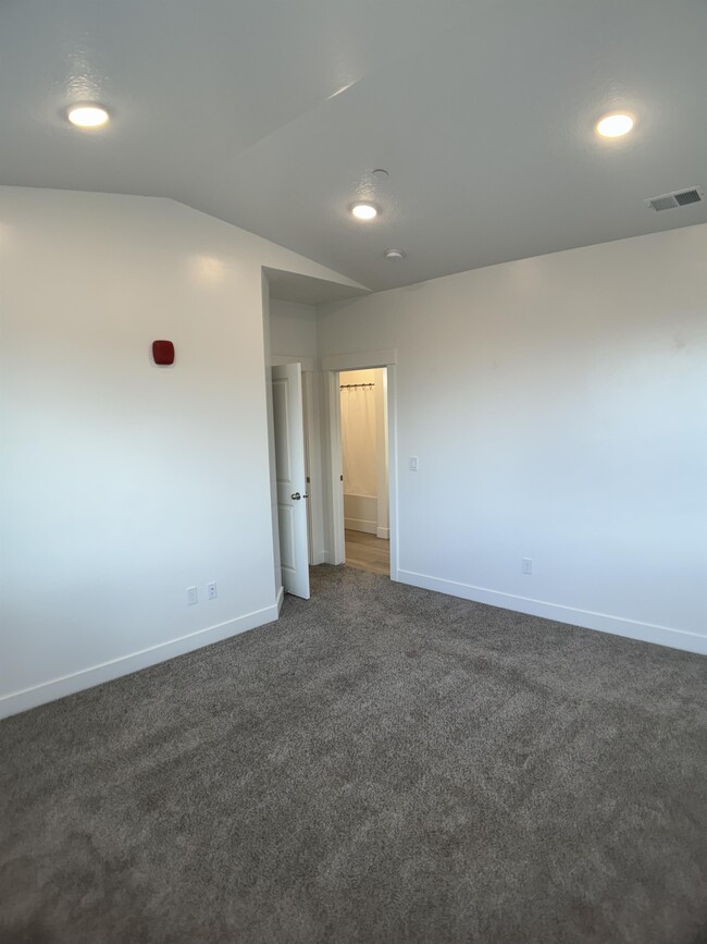 Building Photo - 463 W 60 S