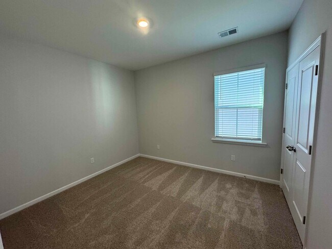 Building Photo - 20 Ladyslipper Ln