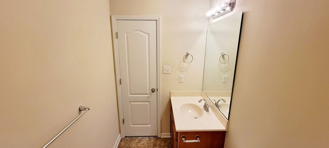 Building Photo - Two Bedroom Two and Half Bath Townhome