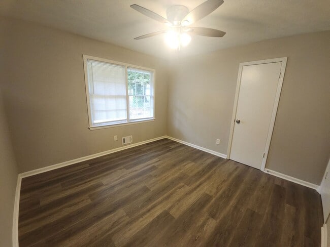 Building Photo - Spacious 5-Bedroom Home in Stone Mountain!