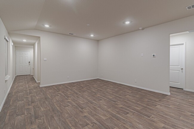 Building Photo - $300 OFF 1ST MONTH RENT IF YOU MOVE IN WIT...