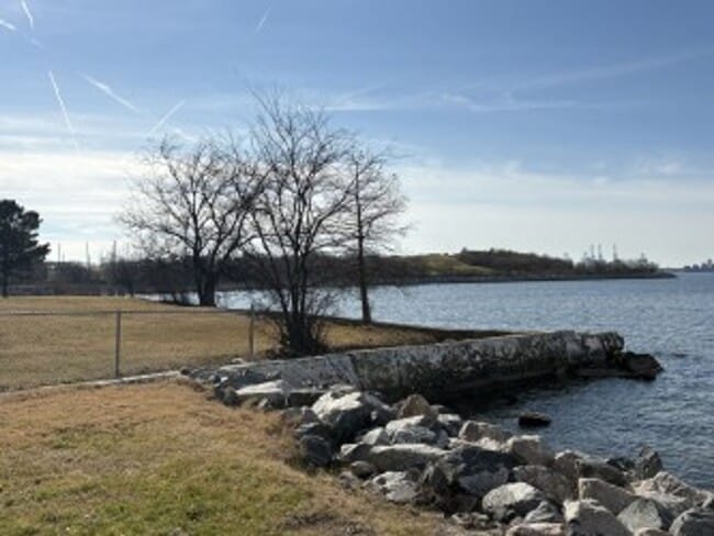 Building Photo - Larchmont