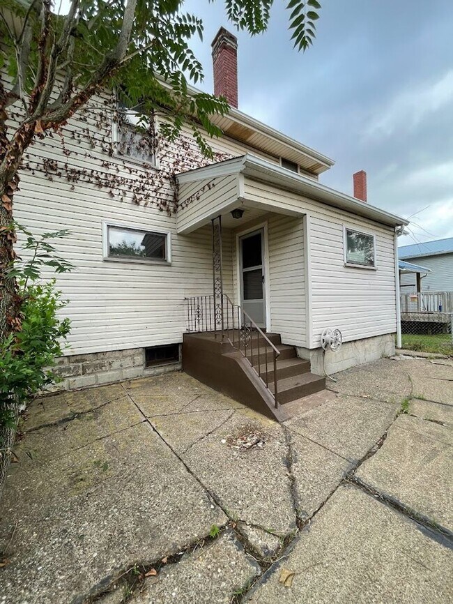 Building Photo - Three bedroom one bathroom home for rent