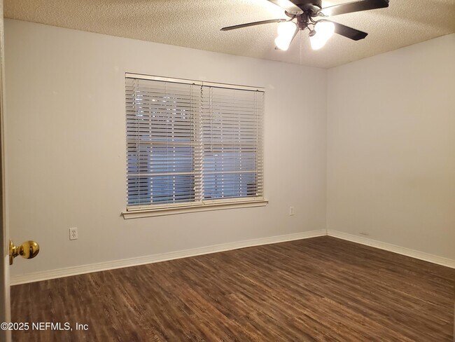 Building Photo - 2149 Pine Tree Ln