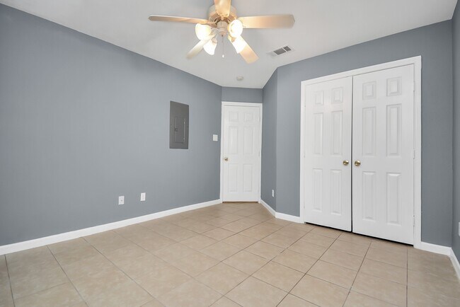 Building Photo - 11899 Algonquin Dr