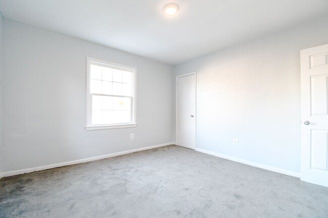 Building Photo - Spacious Duplex!