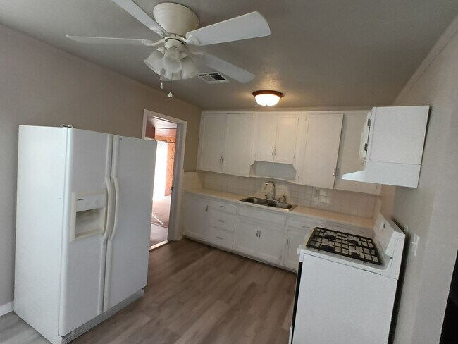 Building Photo - Lots of Space!