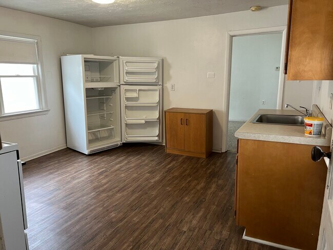 Building Photo - 1926 E 123rd St