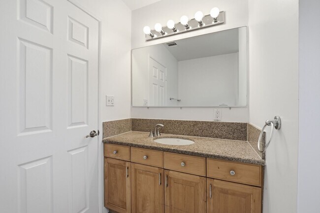 Building Photo - 2 bedroom, den and 1.5 bath, a few blocks of SPHS