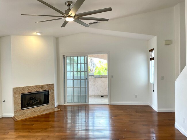 Building Photo - Beautiful 3-story, 3B/3BA in Hillcrest!