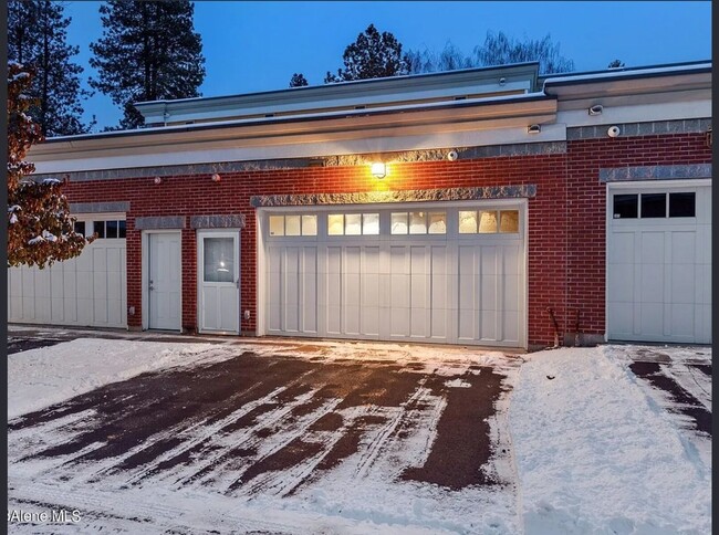 Building Photo - Executive Townhome - Walking distance to C...