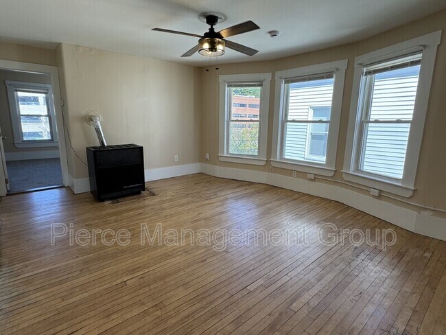 Building Photo - 521 Massabesic St