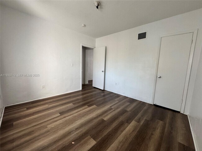 Building Photo - 251 Hibiscus Dr