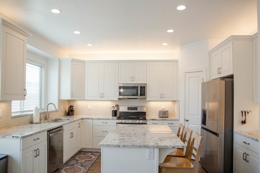 Building Photo - 1092 N Paseos St