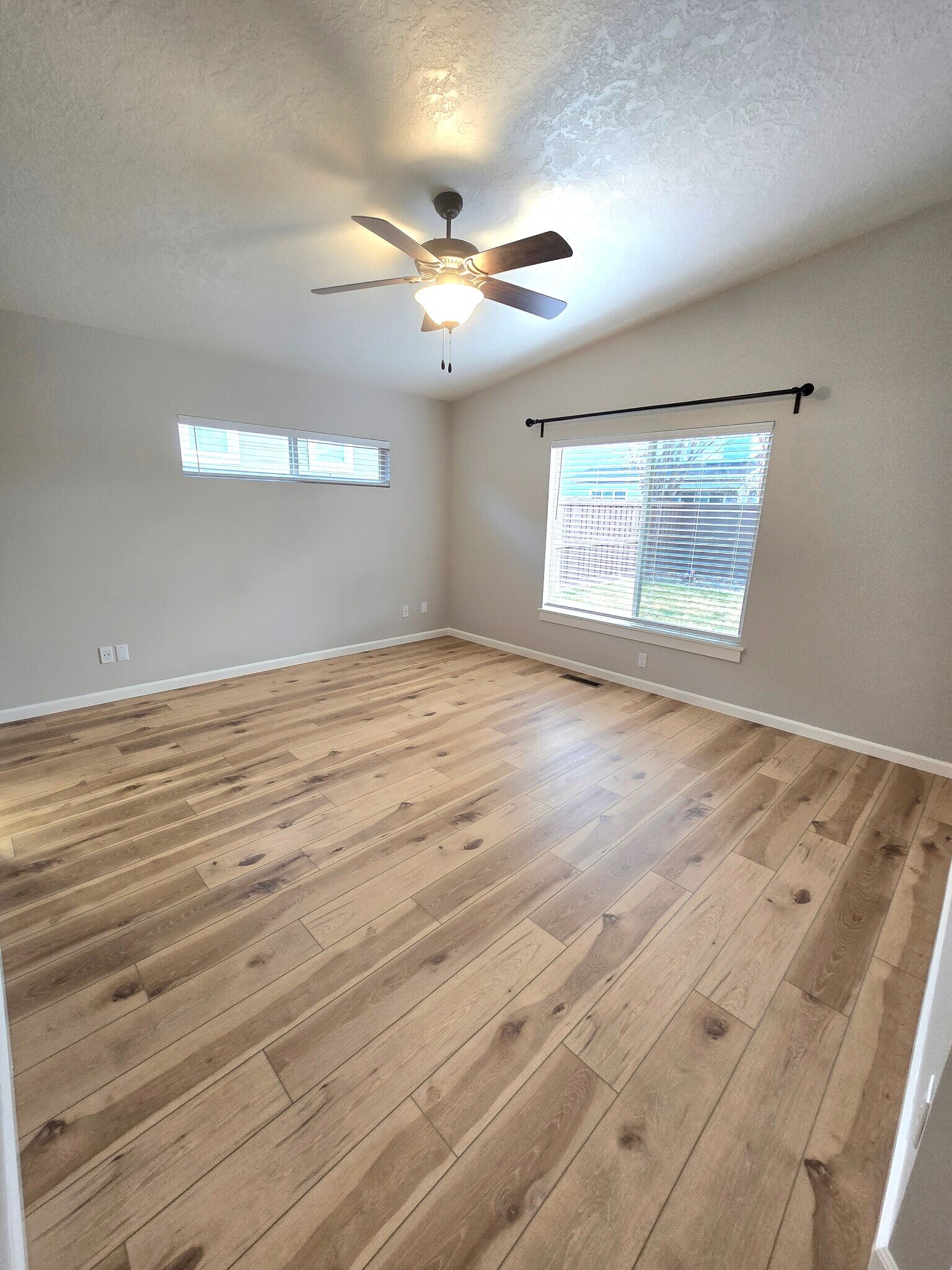 Building Photo - 591 W Kingsley St