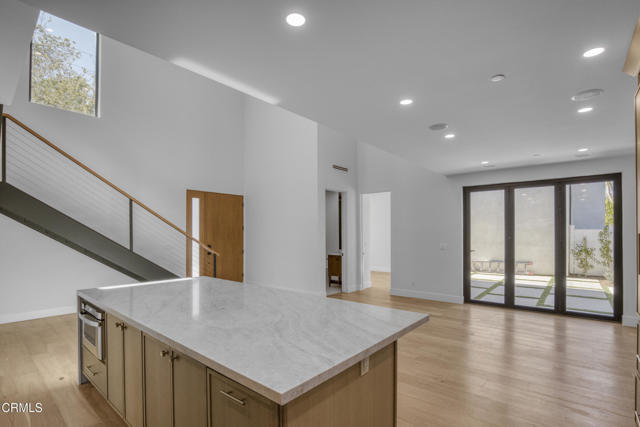 Building Photo - 611 W Claremont St