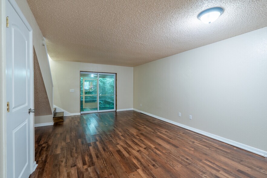 Living Room view to back - 1023 NE 2nd St