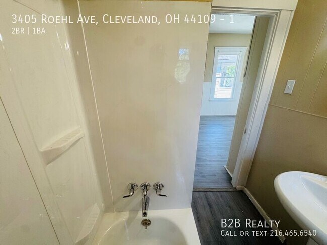 Building Photo - 3405 Roehl Ave