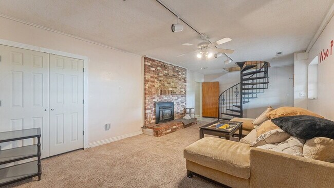 Building Photo - 5-Bedroom Cottage Near U of A