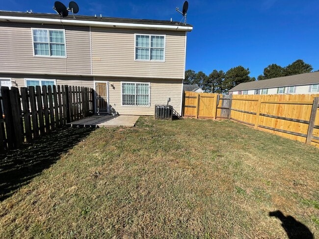 Building Photo - Spacious 4 Bedroom Townhome in Jackson with fenced backyard!