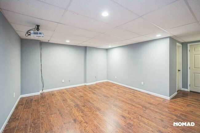 Building Photo - Spacious 3BR, with bonus room House in Law...