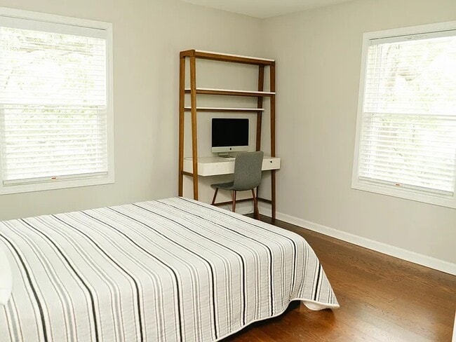 Building Photo - 15 Woodstock Ln