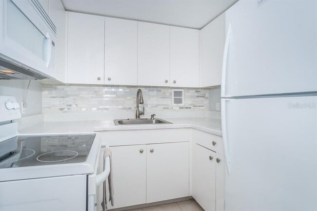 Building Photo - 880 Mandalay Ave