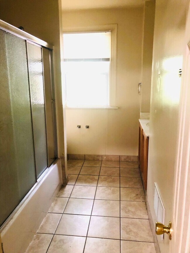 Building Photo - Large House w/ off-street parking & 3 BATHROOMS!