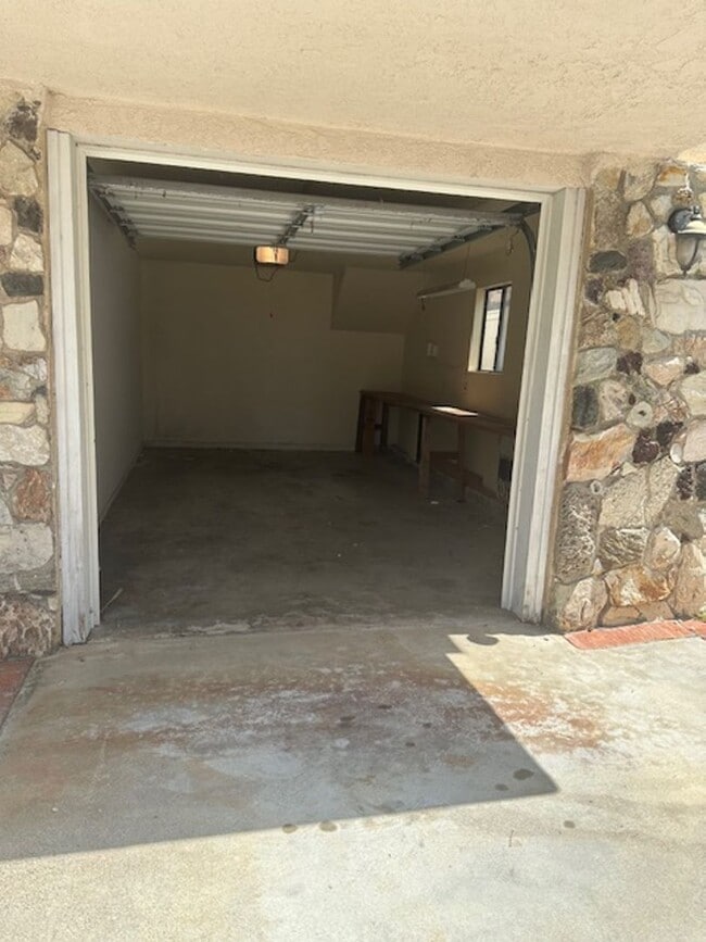 Building Photo - 304 N Francisca Ave