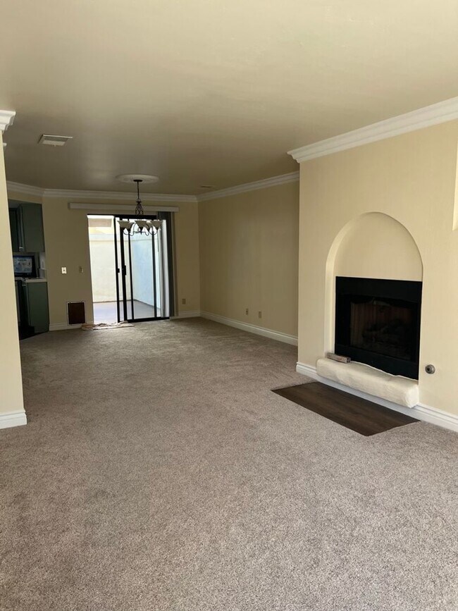 Building Photo - Meticulously maintained condo - 2 main bed...