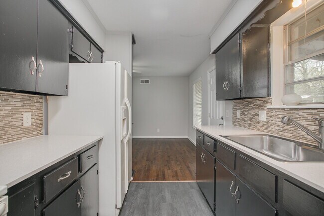 Building Photo - $500 Off Move In Special – First Month